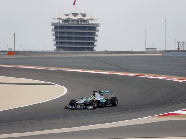 Nico Rosberg rast hier über den Bahrain International Circuit. Im Hintergrund steht der charakteristische VIP-Turm.