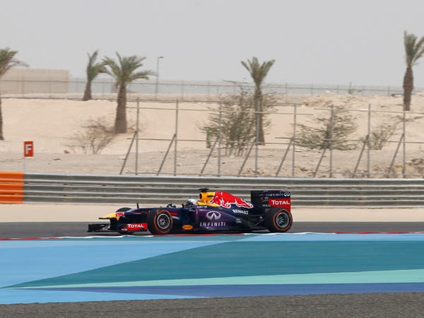 Die Strecke liegt in der Wüste. Hier bahnt sich Sebastian Vettel seinen Weg durch den Sand.
