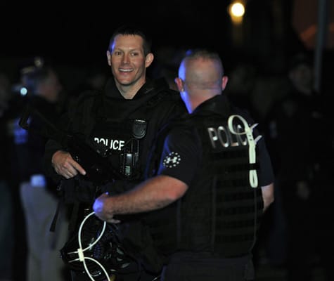 Jubelnde Polizisten: "Leute, wir sind erschöpft, aber wir haben heute Nacht einen Sieg zu vermelden", sagte Timothy Alben von der Staatspolizei in Massachusetts.