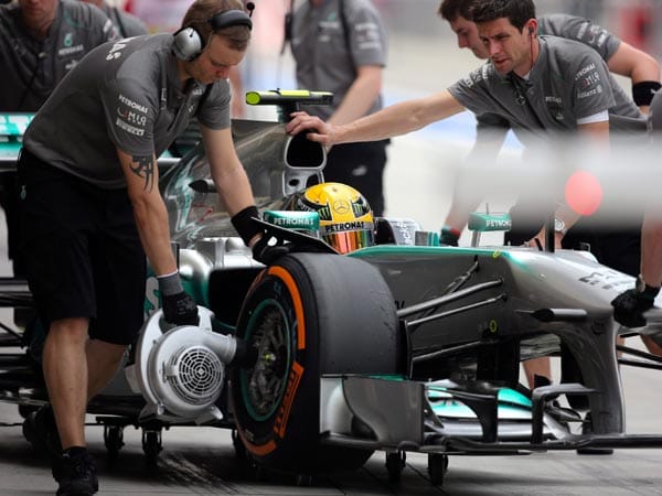 Rückwärtsgang: Lewis Hamilton wird in die Box zurückgeschoben.