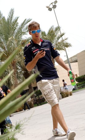 Was gibt es Neues? Sebastian Vettel schaut auf sein Smartphone.