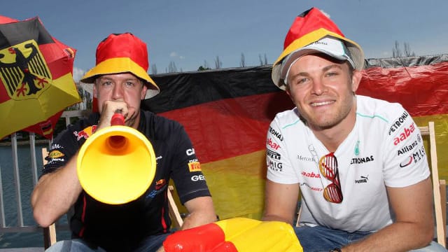 Sebastian Vettel (li.) und Nico Rosberg bilden die erste Startreihe in Bahrain und vertreten die deutschen Farben offensichtlich gern.