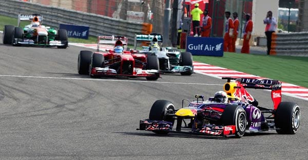 Allerdings nicht lange! Sebastian Vettel erobert sich bereits in Runde drei P1. In der Folge zieht der Weltmeister in seinem Red Bull an der Spitze des Feldes einsam seine Kreise.