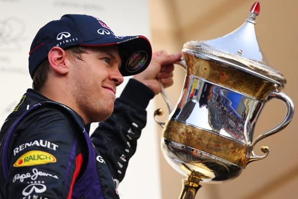 Sebastian Vettel feiert den Gewinn des GP von Bahrain.