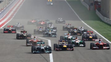 Für Nico Rosberg verläuft beim Start des Großen Preises von Bahrain noch alles nach Plan. Der Mercedes-GP-Pilot kann die Spitzenposition zunächst verteidigen.