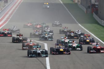 Für Nico Rosberg verläuft beim Start des Großen Preises von Bahrain noch alles nach Plan. Der Mercedes-GP-Pilot kann die Spitzenposition zunächst verteidigen.
