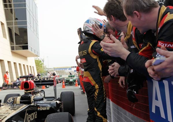 Der Lotus-Rennstall hat deutlich mehr Grund zur Freude. Kimi Räikkönen und Romain Grosjean landen dank der Zwei-Stopp-Strategie auf den Plätzen zwei und drei.