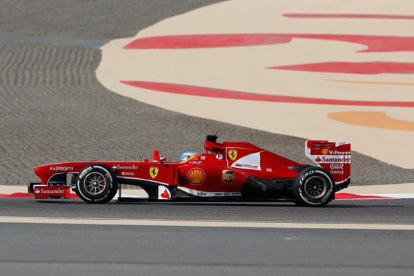 Für die Scuderia Ferrari verläuft der Grand Prix im Wüstenstaat eher suboptimal. Sowohl der Bolide von Fernando Alonso als auch der F1-Flitzer von Felipa Massa machen Probleme. Beide Piloten müssen früh die Box ansteuern und haben mit den Podiumsplätzen so nichts zu tun.