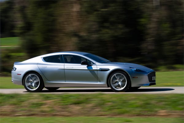 Von der Seite wirkt der 5,02 Meter lange, 2,14 Meter breite und 1,35 Meter flache Aston Martin sehr gestreckt.
