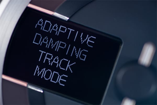 Das Display zwischen Tacho und Drehzahlmesser zeigt neben der Geschwindigkeit, auch das derzeit gewählte Fahrprogramm an – neu ist der Track Modus.