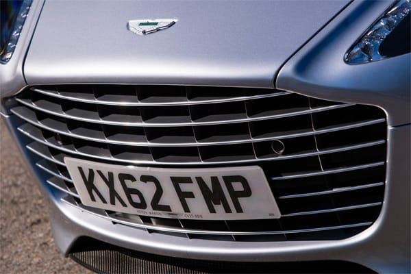 … den Frontspoiler. Auf Wunsch bietet Q – die Individualisierungabteilung von Aston Martin – auch die gesamte Karosserie in Sicht-Carbon an.