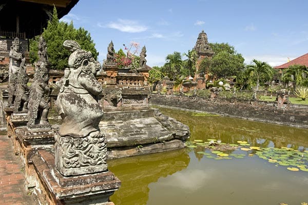 Ein Tempel auf Bali: Die Insel hat mit ihren vielen Tempeln, Reisfeldern und Traumstränden einiges zu bieten.