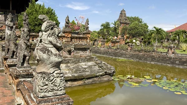 Ein Tempel auf Bali: Die Insel hat mit ihren vielen Tempeln, Reisfeldern und Traumstränden einiges zu bieten.