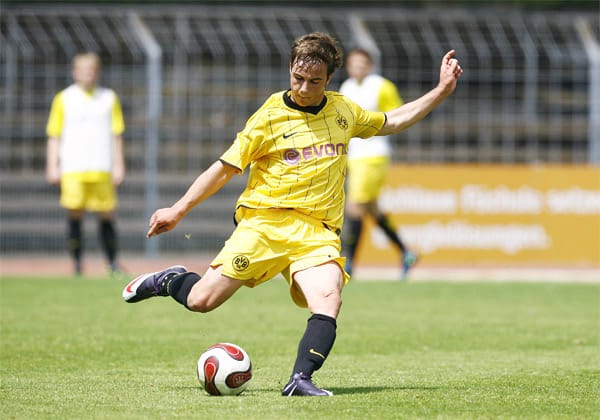Mario Götze spielt seit 2001 für den BVB und durchläuft dort sämtliche Jugendmannschaften.