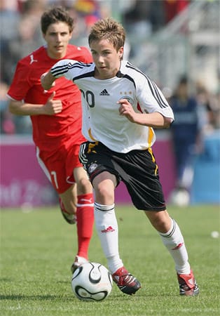 Auch der DFB wird schnell auf das Talent aufmerksam. Hier dribbelt Götze in der U15-Nationalmannschaft.