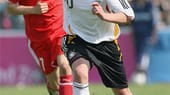 Auch der DFB wird schnell auf das Talent aufmerksam. Hier dribbelt Götze in der U15-Nationalmannschaft.