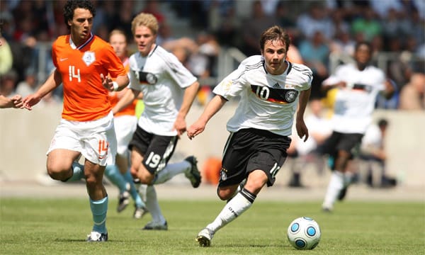 2009 wird Götze mit der U17 Europameister. Deutschland feiert im Finale einen 2:1-Sieg nach Verlängerung über die Niederlande.