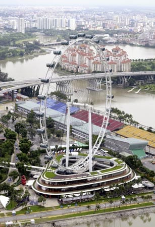 Zum "Singapore Flyer" direkt am Wasser gehört auch ein dreistöckiger Konsumpalast mit Geschäften und Restaurants. Ein tropischer Regenwald mit Wasserfällen steht im Atrium der Anlage. Der deutsche Riesenrad-Experte Florian Bollen baute den "Flyer", der 2008 in Betrieb ging.