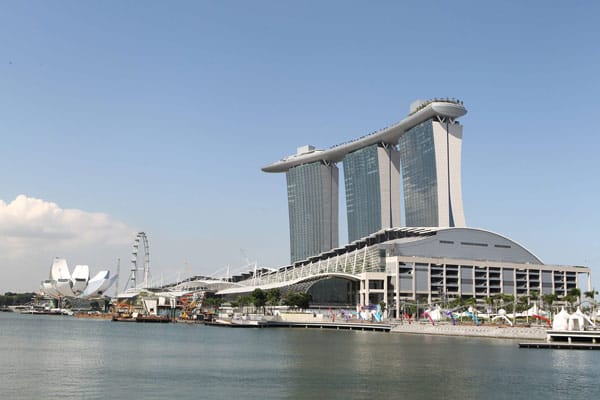 Mit seinen 165 Metern Höhe ist der "Singapore Flyer" das höchste Riesenrad der Welt. Die Höhe entspricht etwa der 42. Etage in einem der benachbarten Hochhäuser. Mancher Bewohner kann von oben sogar nach unten winken auf die Fahrgäste in der höchsten Kabine. Die Wohntürme im nahen Hotelkomplex "Marina Bay Sands" haben 55 Stockwerke. Dessen Dachterrasse mit Palmen und Riesenpool liegt gut 190 Meter hoch.