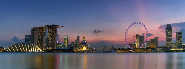 Eine atemberaubende Kulisse - nicht nur im Abendlicht: der "Singapore Flyer" mit dem "Marina Bay Sands" (links im Bild).