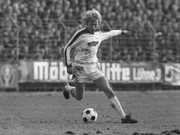 Als Urvater jener Bayern-Transfers, die die Konkurrenz schwächten, gilt der von Calle Del'Haye, den die Bayern 1980 - ein Jahr nach Hoeneß' Amtsantritt als Manager - aus Mönchengladbach holten. Für die damalige Rekordsumme von 1,3 Millionen Mark, und das obwohl er überhaupt nicht ins System passte.