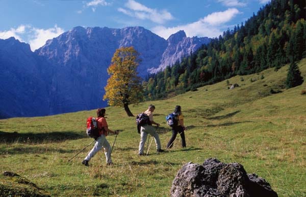 Wanderer am Ahornboden im Karwendel.
