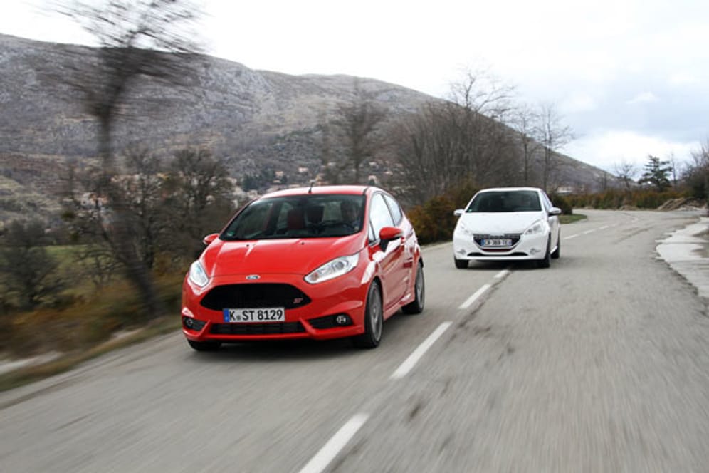 Zwei Kleinwagen mit sportlichem Anspruch, Ford Fiesta ST (im Bild vorne) und Peugeot 208 GTI.