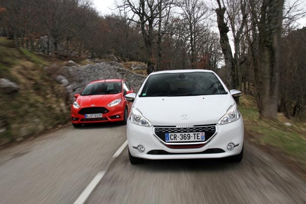 Beide Modelle sind im Vergleich zu ihren Serienbrüdern tiefer gelegt. Der Peugeot kann bei der Ausstattung punkten, während der Ford den größeren Fahrspaß bietet.