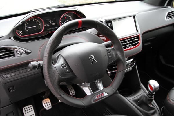 Im Vergleich zum Ford Fiesta ST verfügt der Peugeot 208 GTi über ein nach unten abgeflachtes Lenkrad.