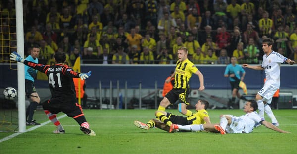 Dortmunds starke Anfangsphase wird bereits in der 8. Minute mit dem Treffer zum 1:0 belohnt. Torschütze: Robert Lewandowski.