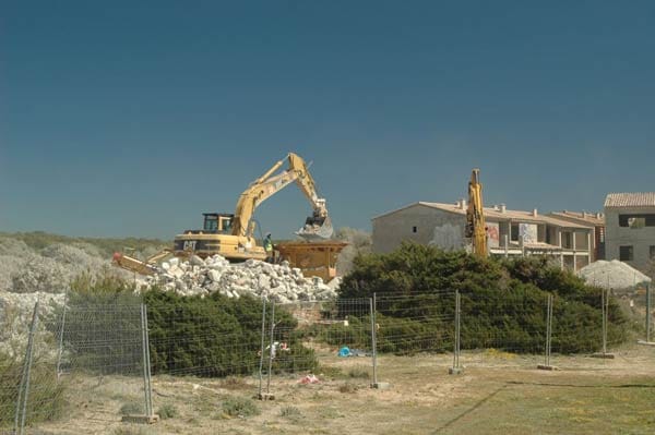 Zwanzig Jahre lang setzten sich Naturschützer für den Abriss ein. Bis zum 15. Mai sollen die Ruinen entfernt sein und das Gebiet renaturiert werden.