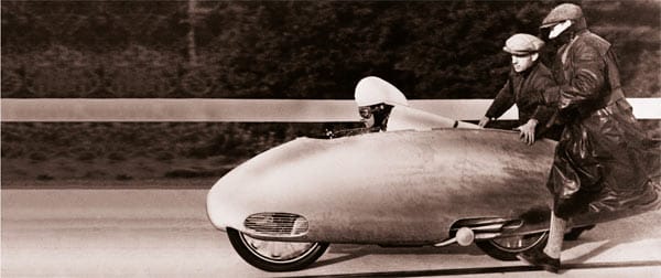 BMW engagierte sich von Beginn an im Rennsport. Ernst Henne, hier mit einer vollverkleideten Maschine, stelle 76 Geschwindigkeits-Rekorde auf. 1937 schraubte er den Bestwert auf 279,5 km/h.