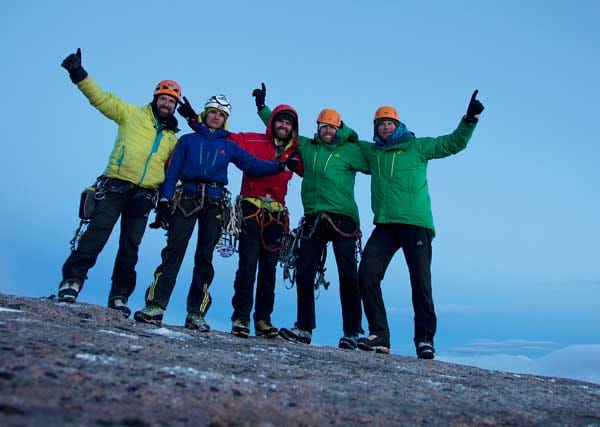 Team um Alexander und Thomas Huber auf dem Gipfel des Mount Asgard auf Baffin Island.