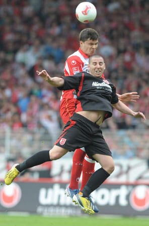 Fabian Schönheim und der Spanier Koke tun es ihnen gleich. Im Laufe des Spiels fallen dann aber sogar auch noch Tore - Union Berlin gewinnt mit 1:0 und besiegelt damit den Abstieg der Regensburger.