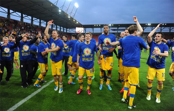 Die Spieler feiern vor dem Eintracht-Fanblock den Aufstieg.