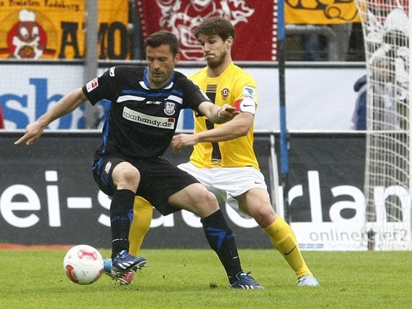 Der FSV Frankfurt möchte seine letzte Aufstiegs-Chance im Heimspiel gegen Dynamo Dresden nutzen, präsentiert sich aber zunächst schwach. Hier behauptet Edmond Kapllani (li.) den Ball gegen Dynamos Romain Bregerie.