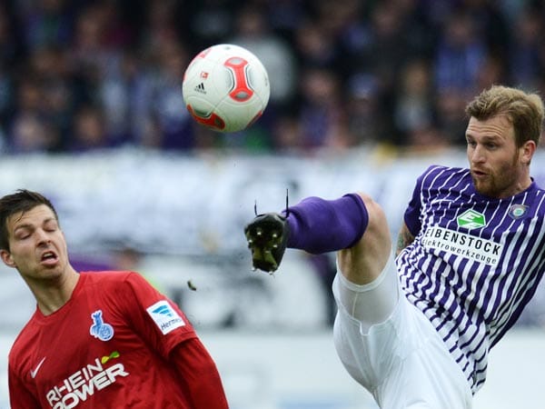 Es entwickelt sich ein kampfbetontes Spiel zwischen Erzgebirge und dem MSV. Timo Perthel (li.) dreht sich bei einer Aktion von Fabian Müller zur Seite.