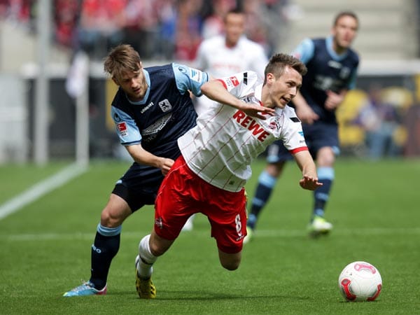Im Spiel 1. FC Köln gegen den TSV 1860 München geht Münchens Daniel Halfar (re.) im Zweikampf mit Adam Matuschyk zu Boden.