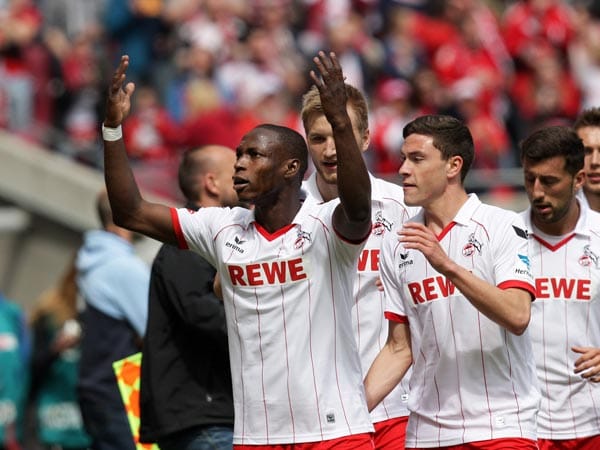 Kölns Anthony Ujah (li) bejubelt sein Tor zum 1:0-Treffer für die Heimmannschaft.