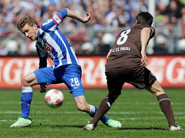 Im Stadion am Millerntor begegnen sich die ehemaligen Bundesligisten FC St. Pauli und Hertha BSC. Der Berliner Fabian Lustenberger (li.) bekommt den Ball durch die Beine.