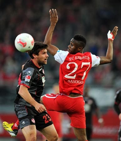 Lauterns Verteidiger Florian Dick (li.) beim Kopfball gegen Boubacar Sanogo von Energie Cottbus.
