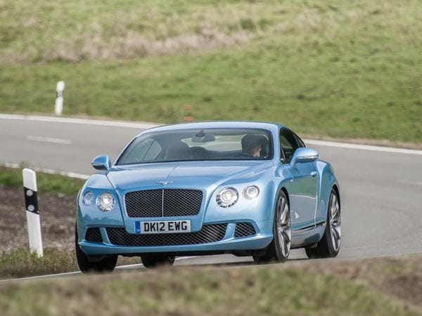 Ein traditionelles Designmerkmerk jedes Bentleys ist der mächtige Kühlergrill, der nach der Überarbeitung der gesamten Continental-Modellfamilie nun auch beim Cabrio und der Limousine Flying Spur von vier Scheinwerfern mit integriertem LED-Tagfahrlicht eingerahmt wird.
