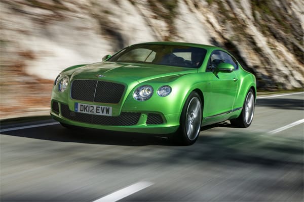 Mutig muss derjenige bei Bentley gewesen sein, der sich für "Apple Green" als Lackierung unseres Testwagens entschieden hat. Außer bei Kleinwagen und extrovertierten Supersportwagen wie beispielsweise von Konzern-Schwester Lamborghini, ist grün doch eine eher seltene Farbe, wenn es sich nicht gerade um ein dunkles "British Racing Green" handelt.