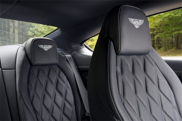 Typisch Bentley ist auch das abgesteppte Rauten-Design auf allen vier Sitzen. In der zweiten Reihe gibt es ein, für ein Coupé geradezu großzügiges Platzangebot. Der Ein- und Ausstieg gelingt dank vorgleitenden Vordersitzen gut und die rahmenlosen Seitenscheiben lassen sich auch hinten versenken.