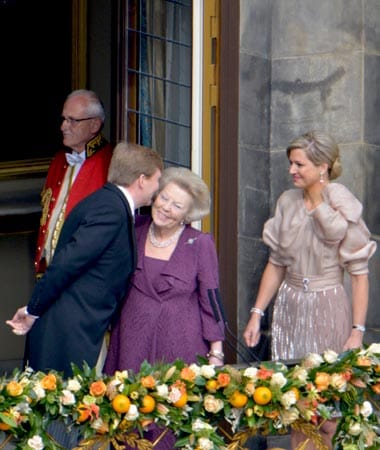 Ein sehr bewegender Moment für Willem-Alexander, Beatrix und Máxima.