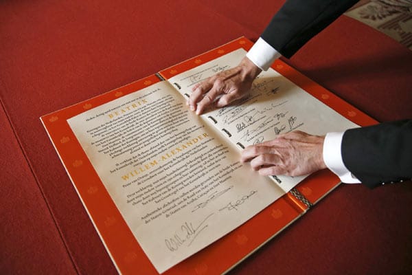 Die Abdankungsurkunde unterschrieben von Beatrix, Willem-Alexander, Máxima und den Parlamentsmitgliedern.
