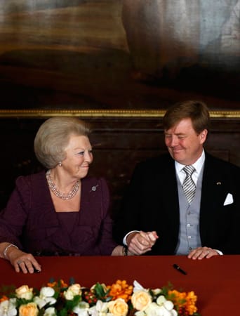 Willem-Alexander drückt die Hand seiner Mutter Beatrix.
