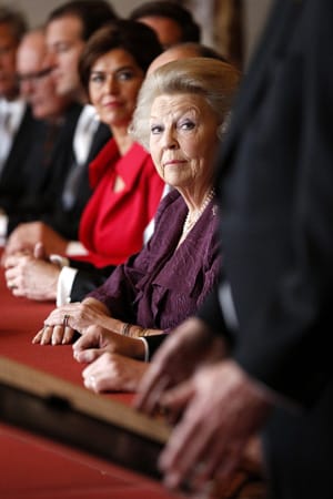Beatrix blickte bei der Rede des Präsidenten ernst drein.