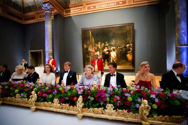 Beim Gala-Dinner wurde Beatrix flankiert von Sohn Willem-Alexander (links neben ihr) und dem niederländischen Premierminister Mark Rutte (rechts).