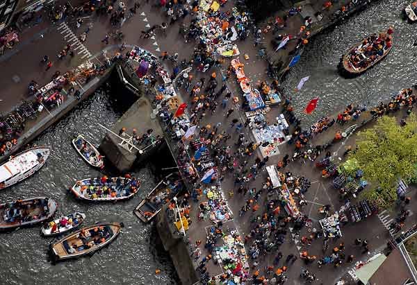 Feiernde Menschen in den Grachten von Amsterdam